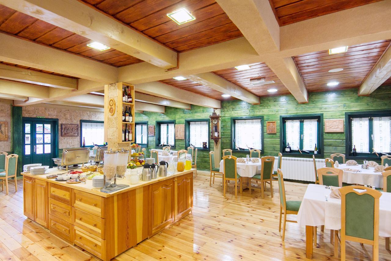 Hotel & Resort Gacka Мойковац Екстер'єр фото